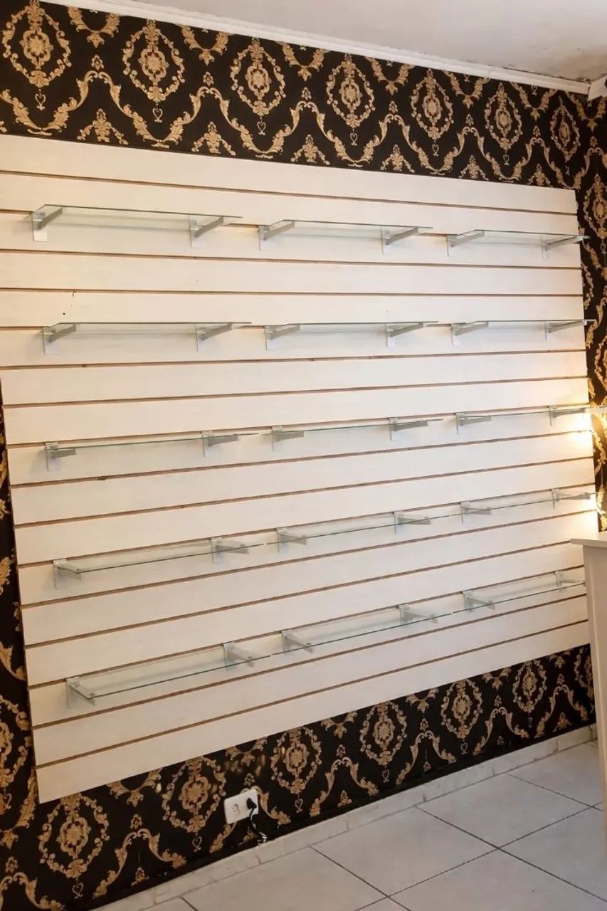 Painel canaletado com prateleira 
