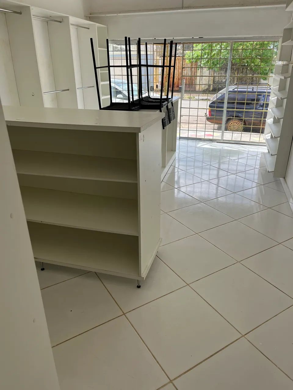 ALUGA-SE CÔMODO COMERCIAL PRONTO PARA LOJA - CENTRO DE CORINTO/MG - Foto 2