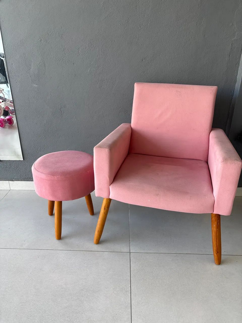 Poltrona com puf rosa