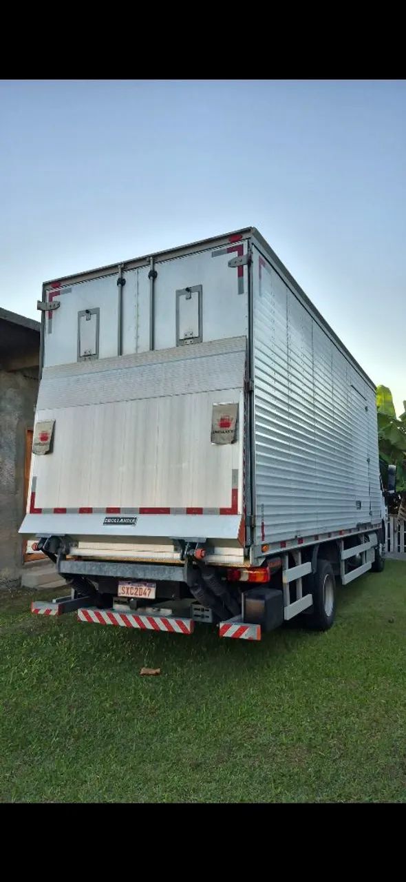 Caminhão Baú com Plataforma Elevatória Fretes Mudanças Transporte de Cargas  - Foto 2