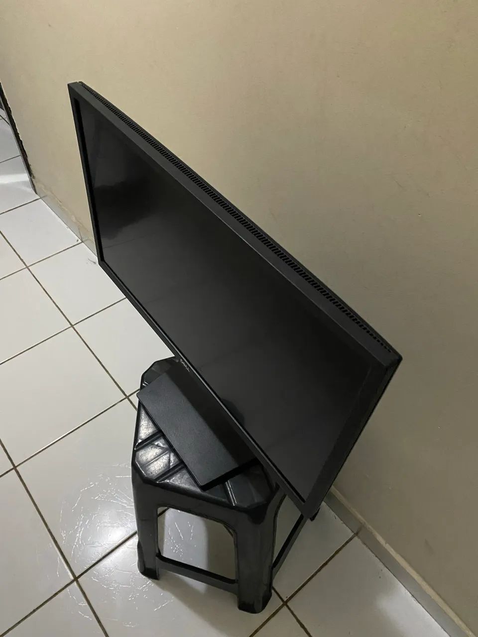 Possui resolução Full HD (1920 x 1080).  A taxa de atualização é de 75 Hz  - Foto 4