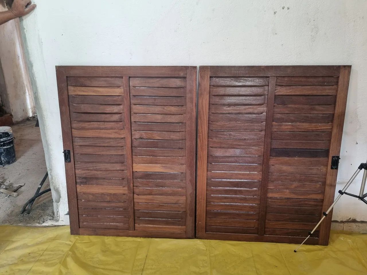 Lote com 4 Janelas de Madeira Maciça - Med. 1,25 x 1,00m<br><br>2 para Revitalizar - Foto 3