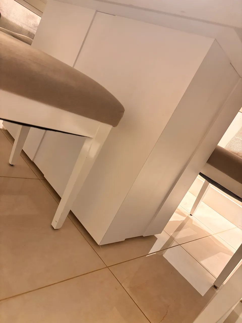 Mesa de jantar com 6 cadeiras e 2 poltronas