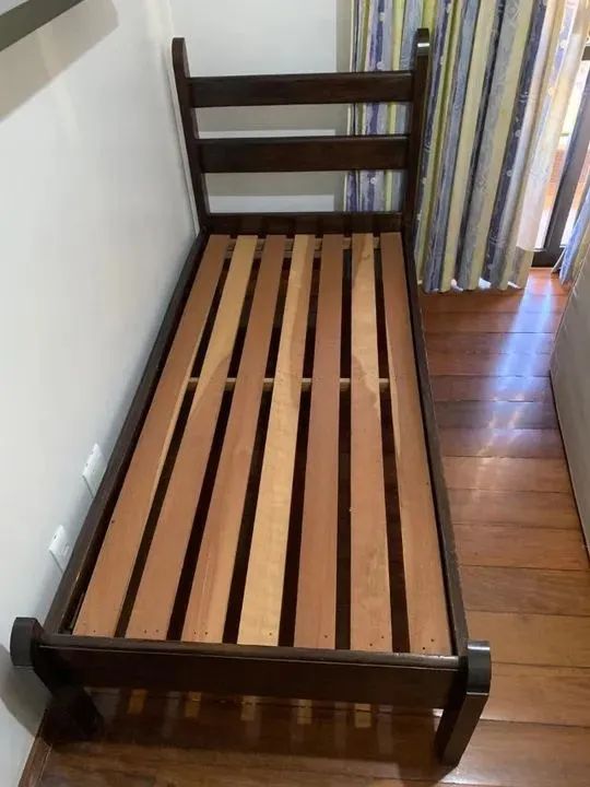 CAMA DE SOLTEIRO EM MADEIRA MACIÇA