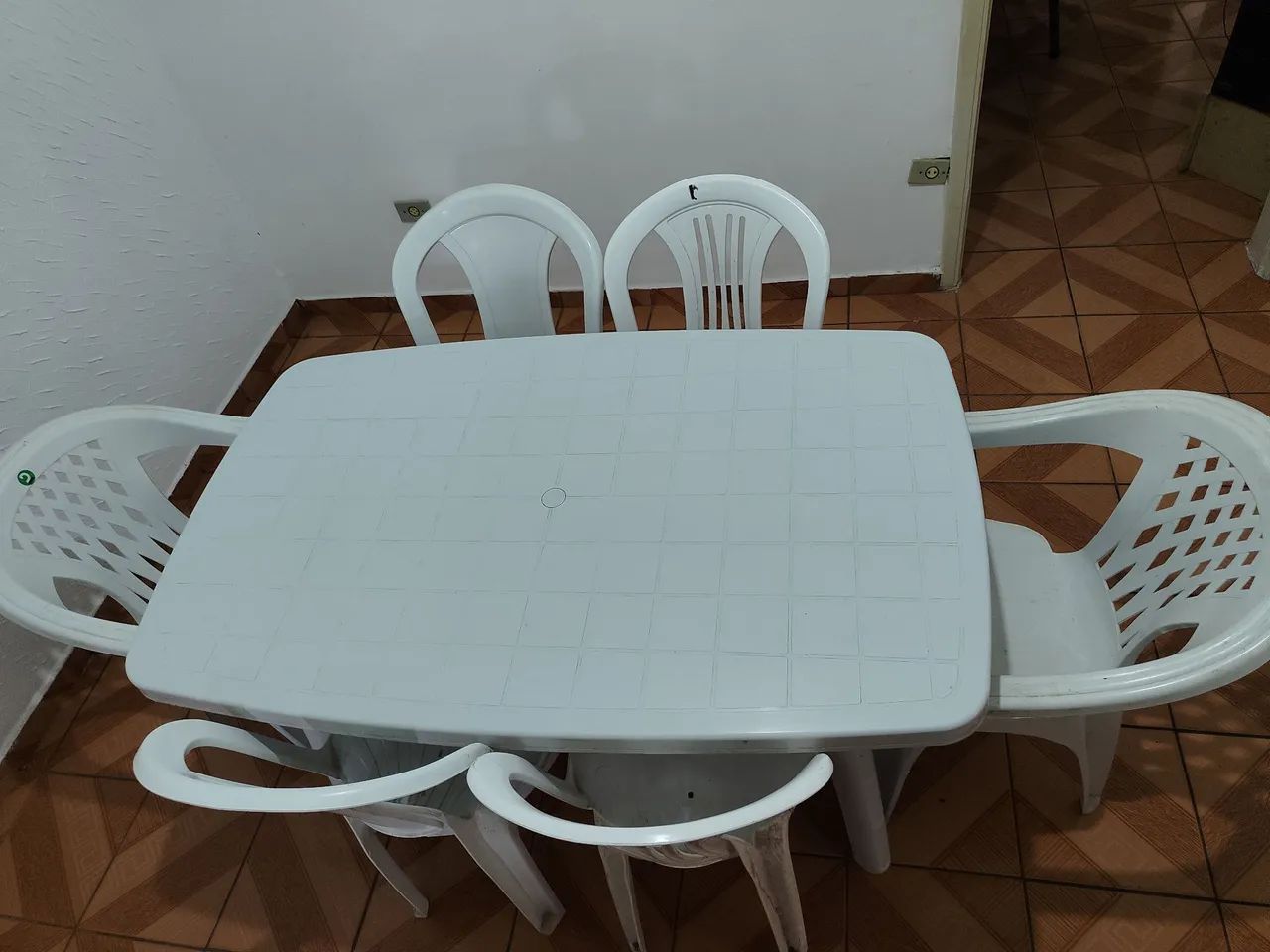 Mesa de plástico com 6 cadeiras de plásticos  - Foto 2
