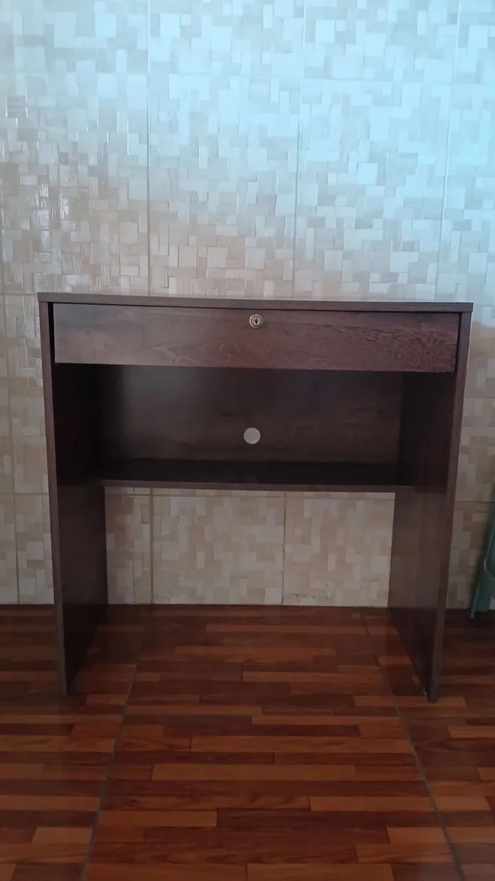 Escrivaninha com gaveta 