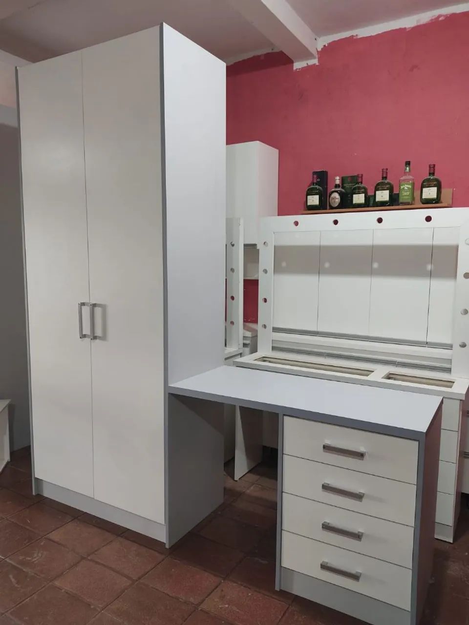 Guarda roupa e escrivaninha 