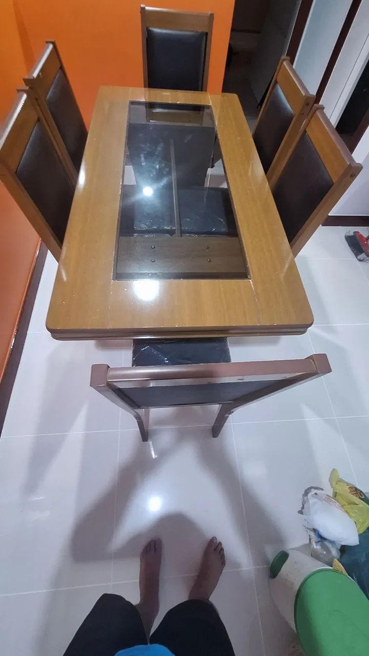 Conjunto de mesa com 6 cadeiras