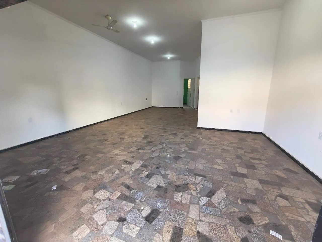 Prédio comercial com 164 m² de área interna  Vila Castelar. - Foto 2