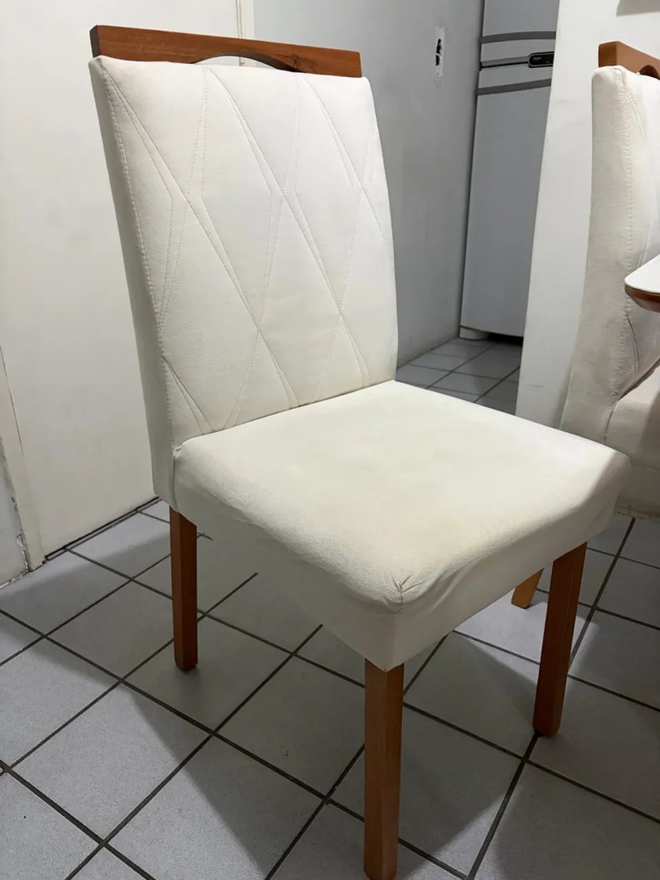 Mesa de jantar com quatro cadeiras - Foto 2