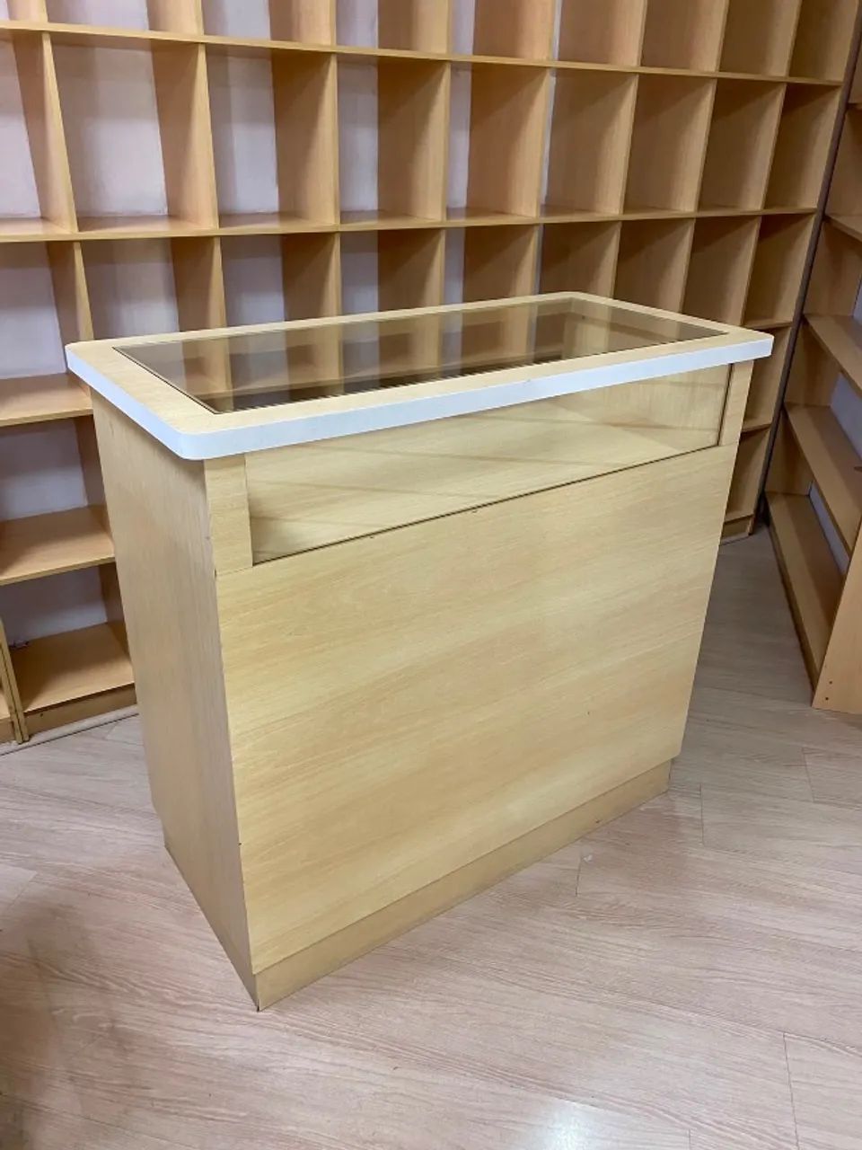 Balcão com vitrine e nichos