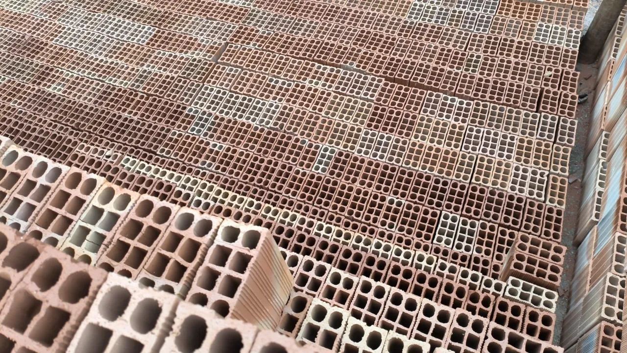 Vende-se tijolos furados de ótima qualidade. Entregamos até vc interessados tratar aqui - Foto 4