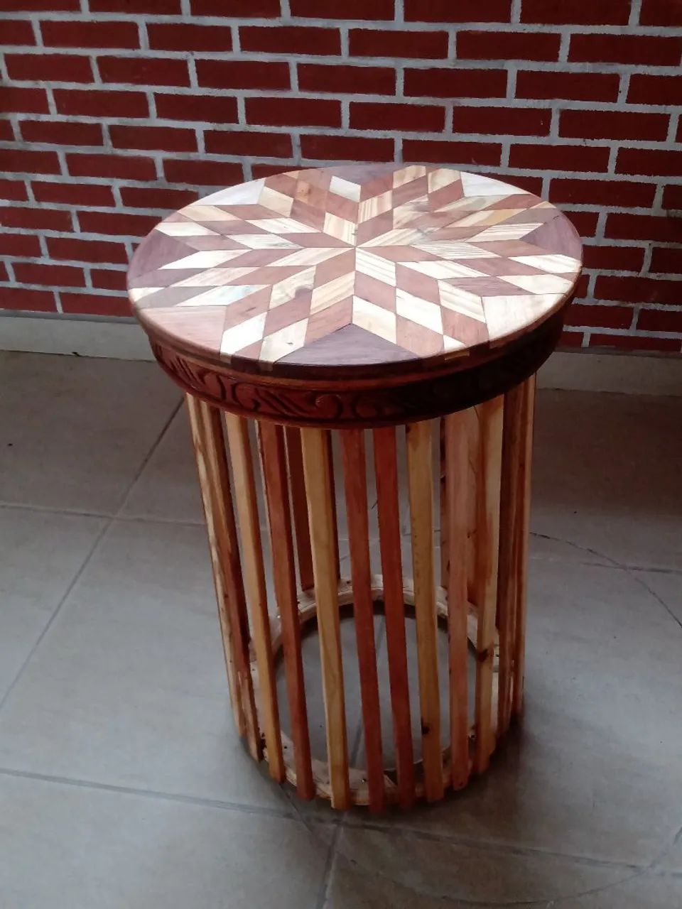 Mesa redonda decorada em 3D