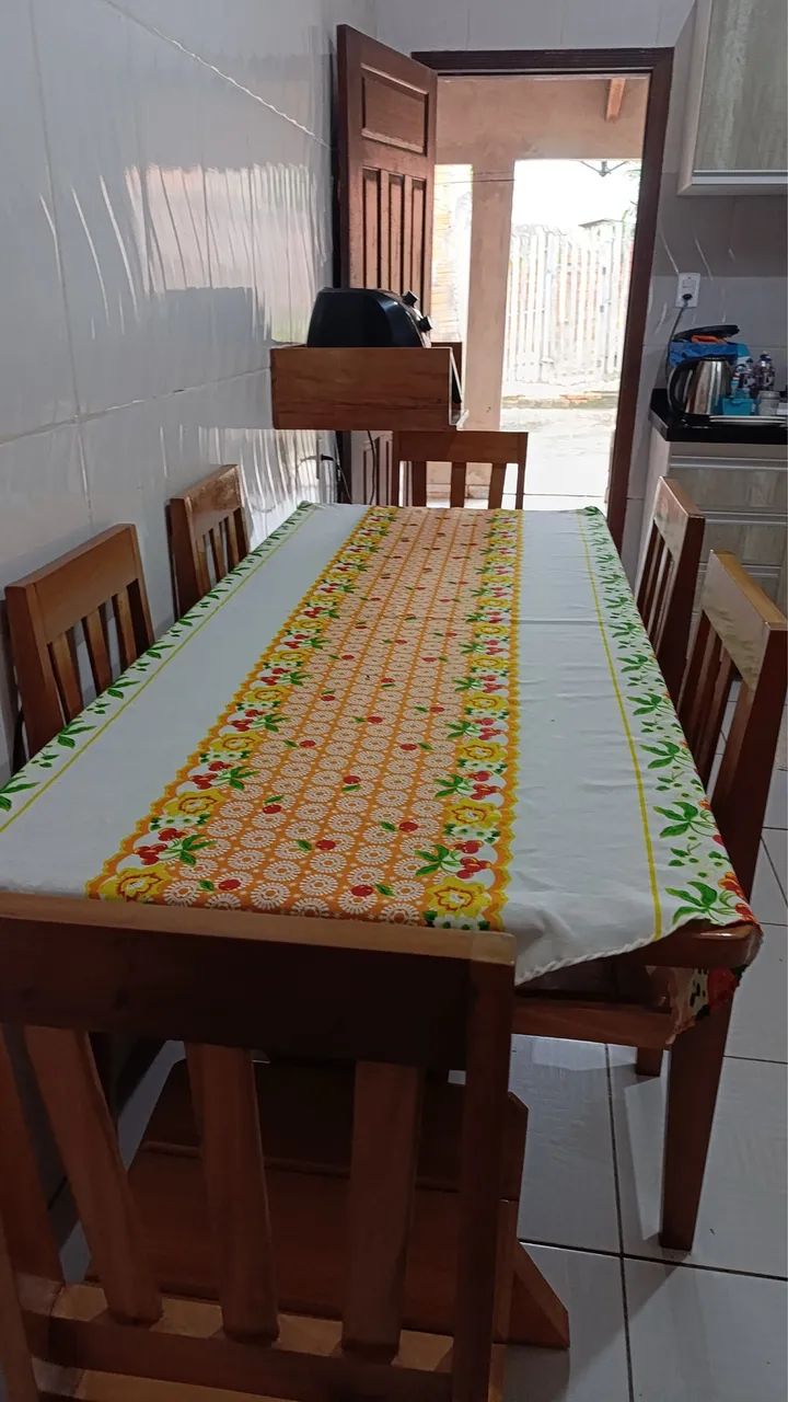 Mesa de madeira com 6 cadeiras  - Foto 2