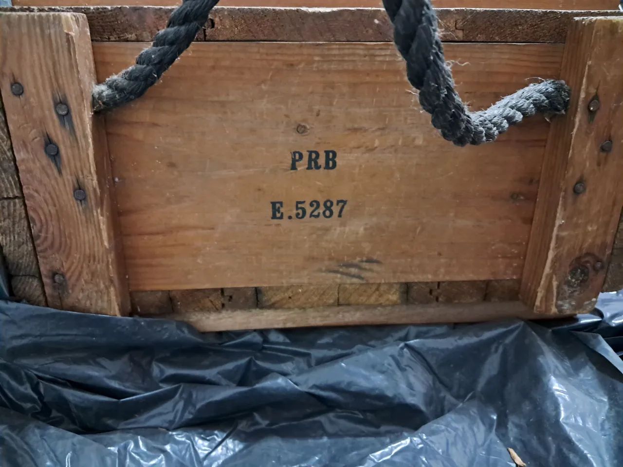 Antiga caixa de material bélico. - Foto 3