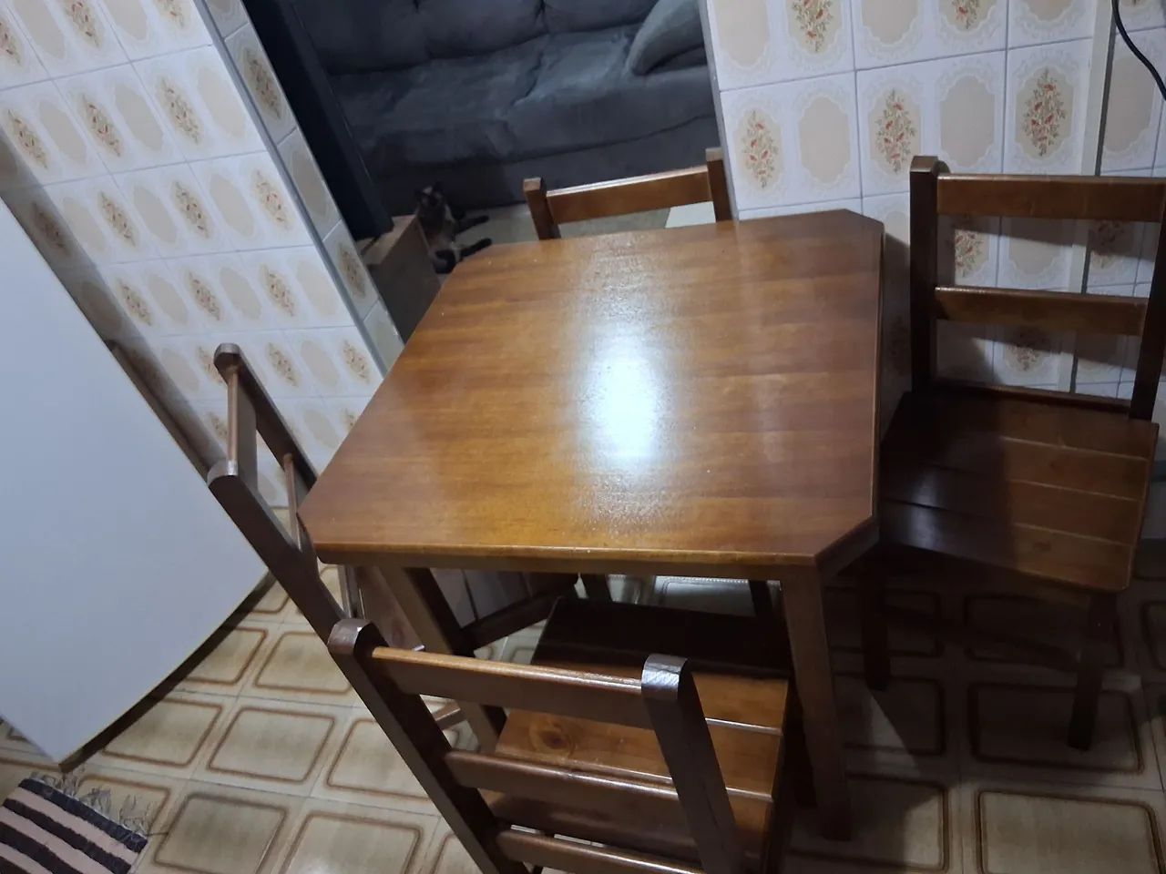 MESA DE MADEIRA COM 4 CADEIRAS 70x70cm. - Foto 2