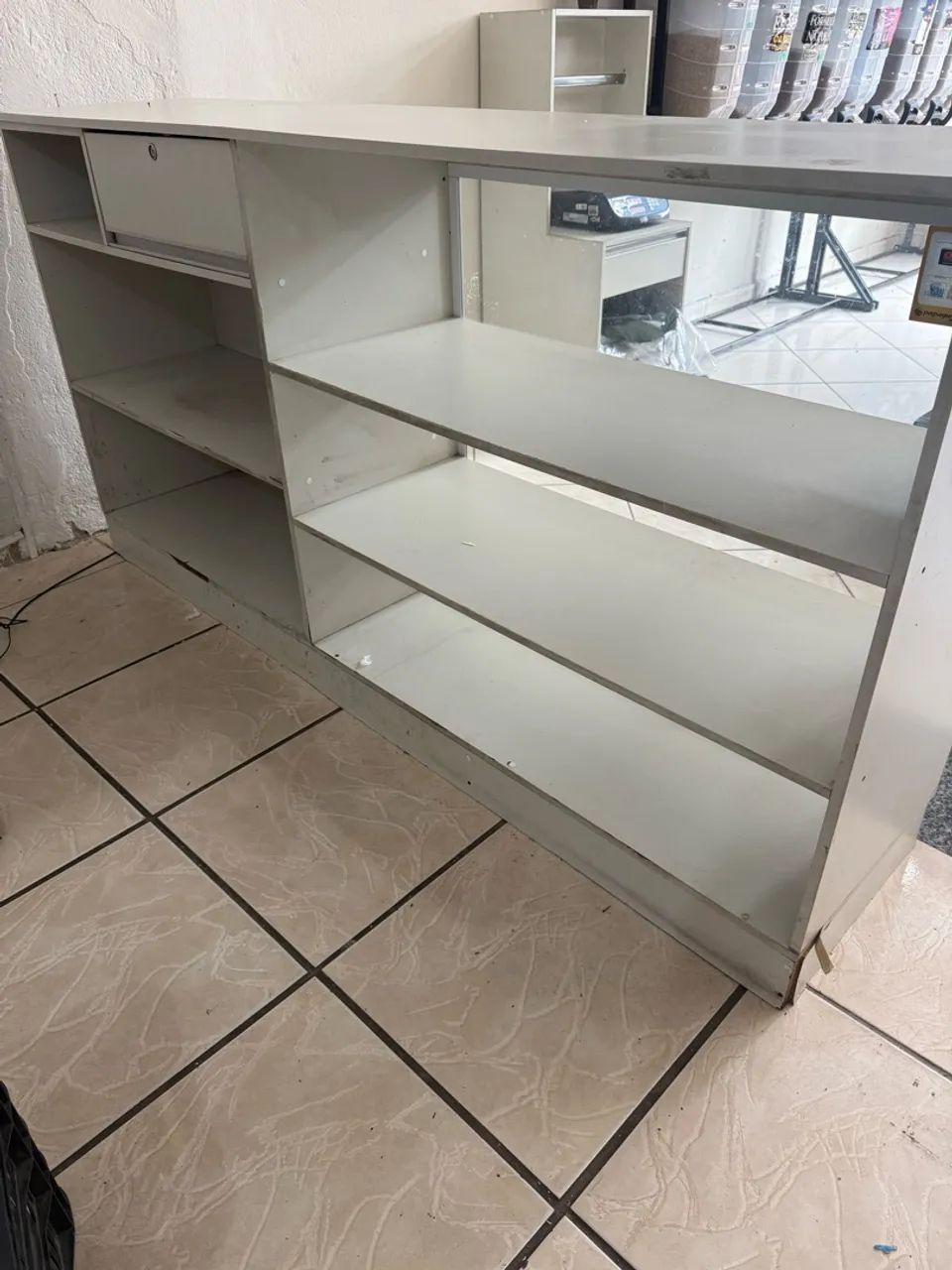 Balcão de Caixa Comercial com Vitrine de Vidro e Gaveta - Foto 2