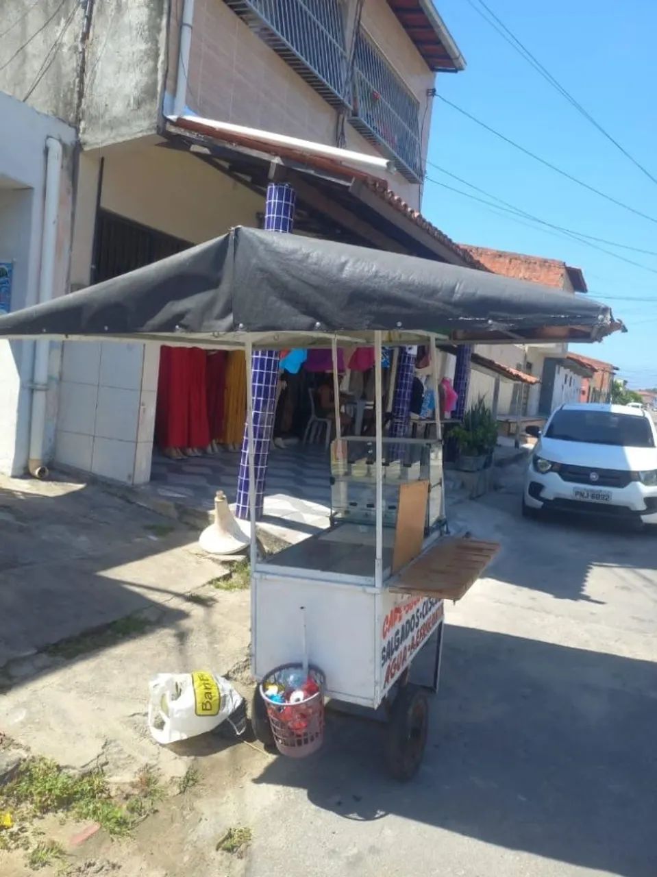 Carrinho de lanche com quatro banquinhos 