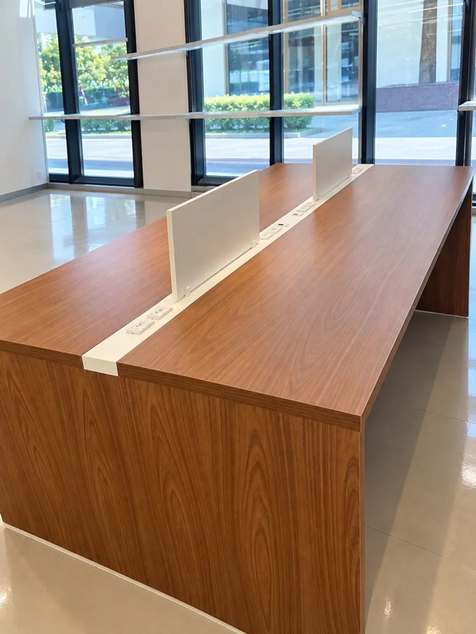 Mesa Empresarial para equipes com Divisão e entrada para USB e tomadas 