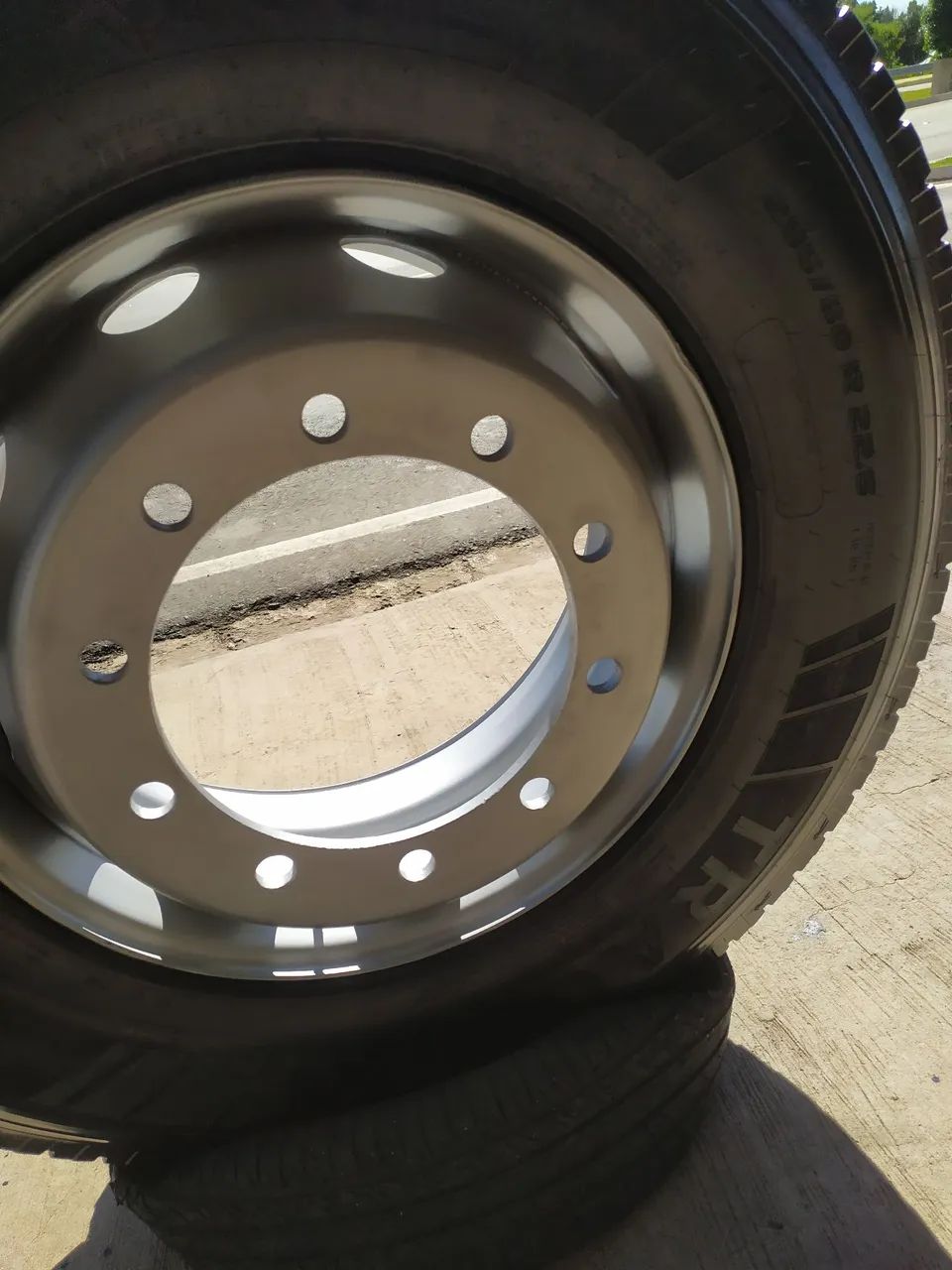 Pneu 295 /80 22.5 seminovo - Foto 3