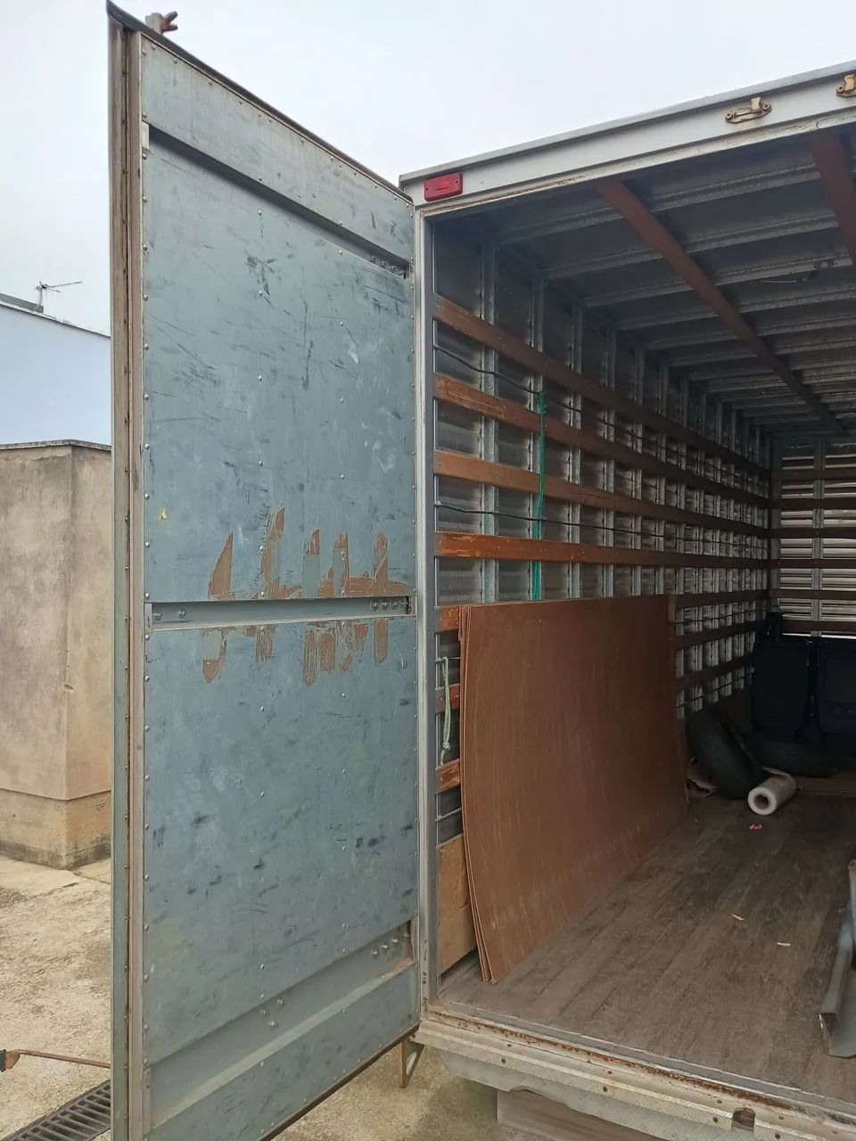 Baú de caminhão 3/4 fabricação 2020 - Foto 5