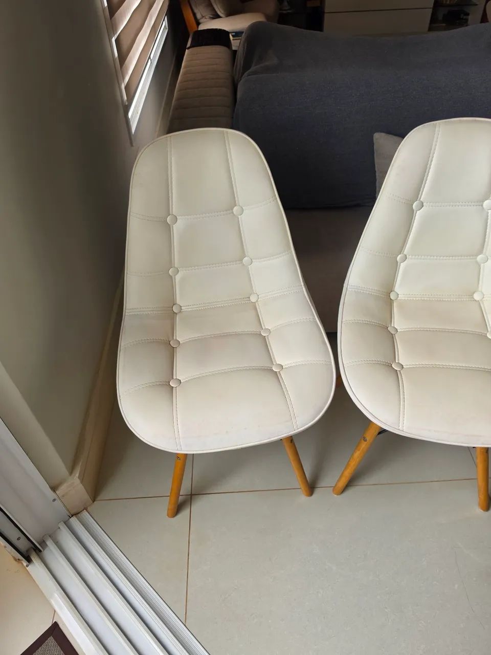 Cadeiras Claras Courino Estilo Eames Jogo com 4