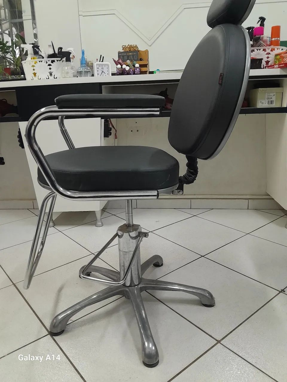 Vende-se  cadeira  para salão de beleza ou barbearia  - Foto 2