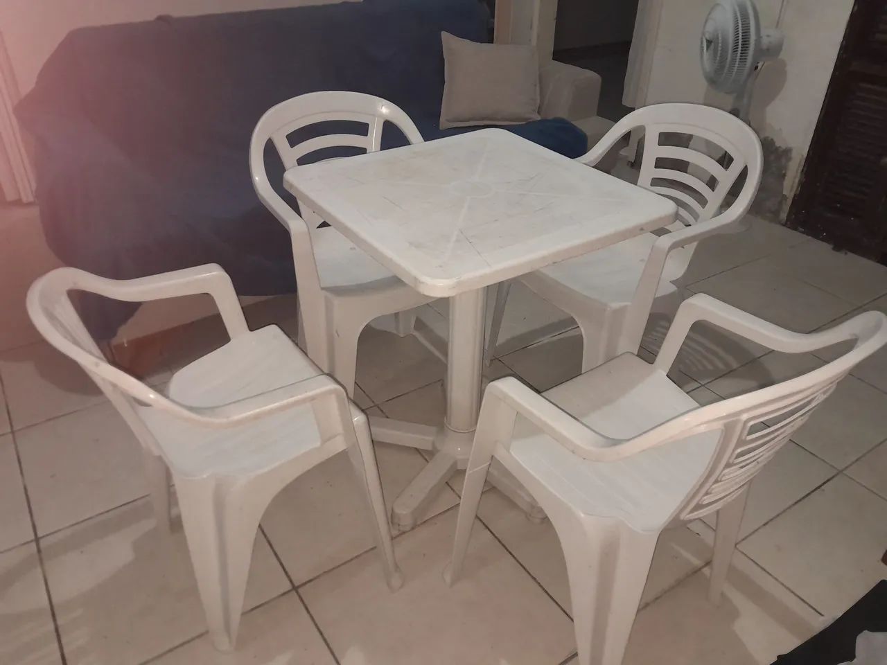 Mesa ee plásticos com cadeiras