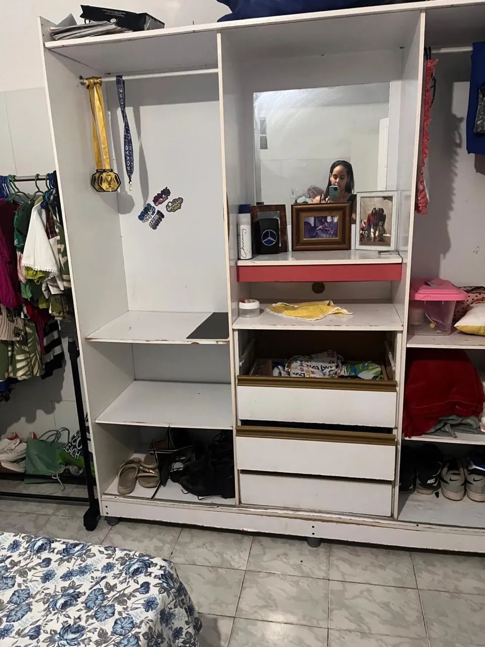 Guarda roupa branco 
