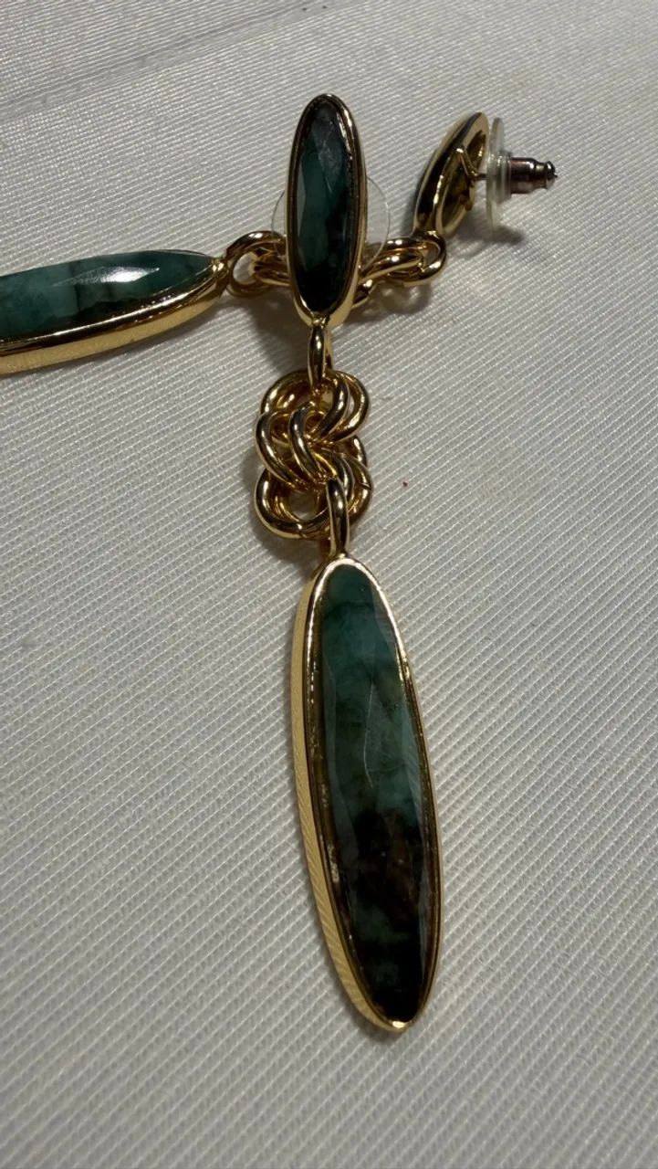 Brinco Longo Dourado com Pedras Verdes e Elos - Foto 3