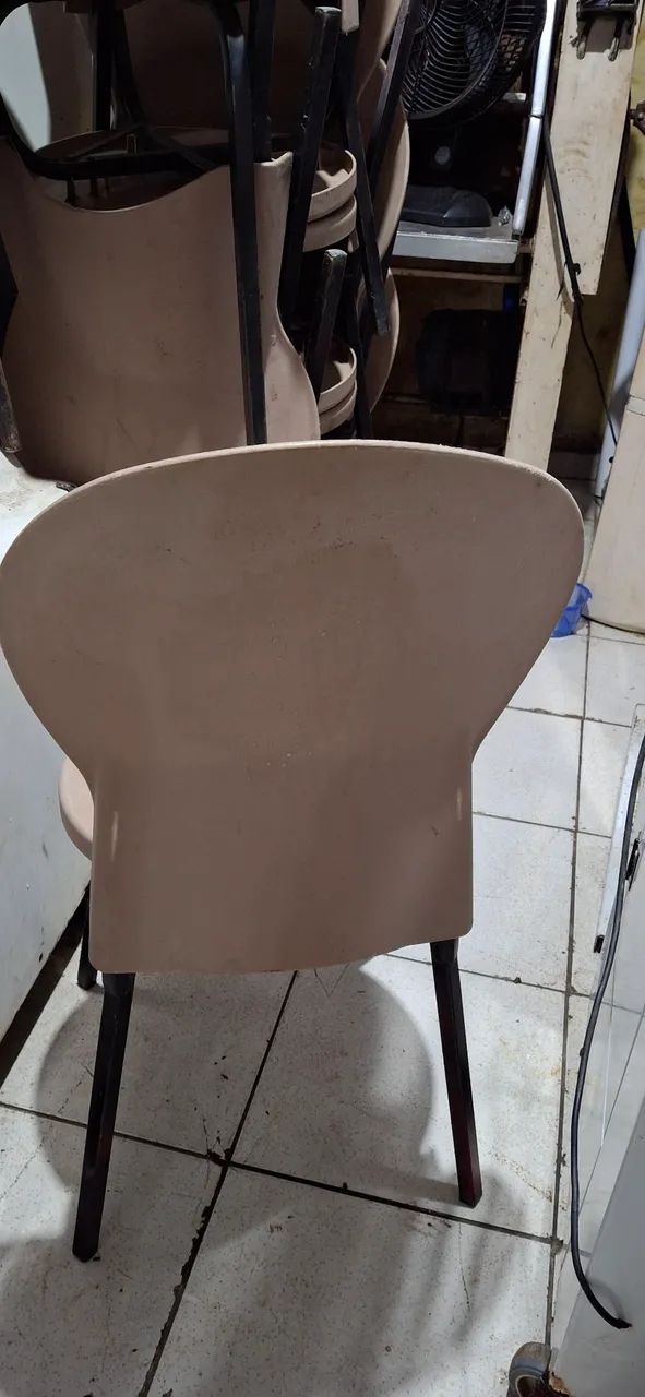 CADEIRAS DE PLÁSTICO COM AS PERNAS DE FERRO  - Foto 3