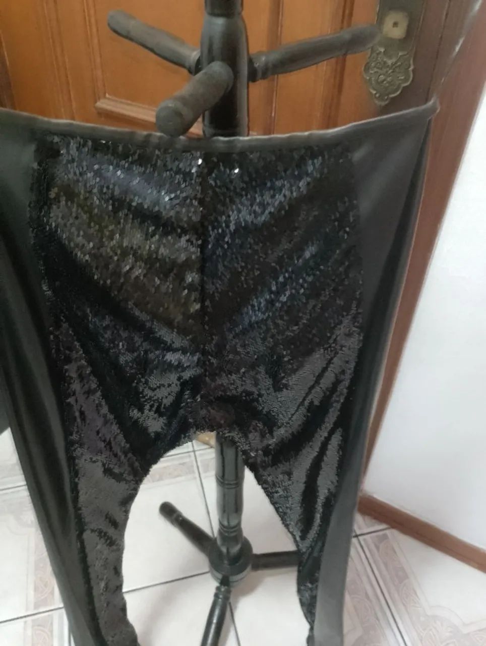 Calça de paetê é da DASLU  - Foto 5