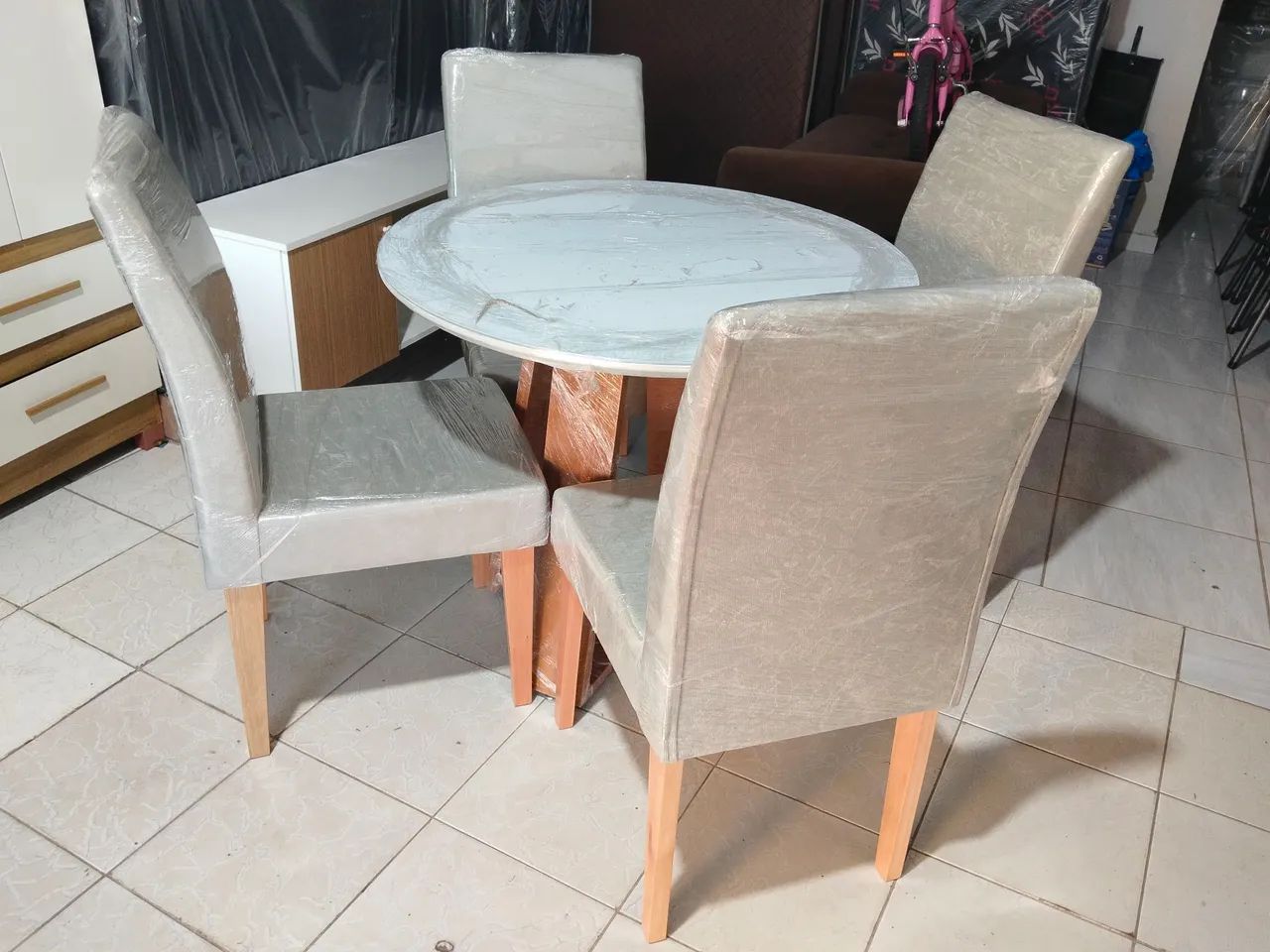 Mesa e cadeiras de madeira mesmo. - Foto 2