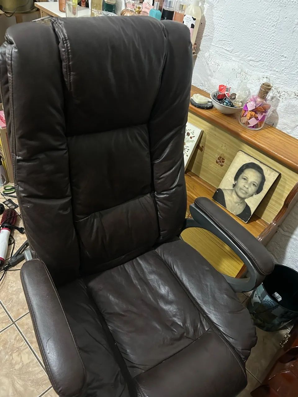 Cadeira de couro seminova  - Foto 2