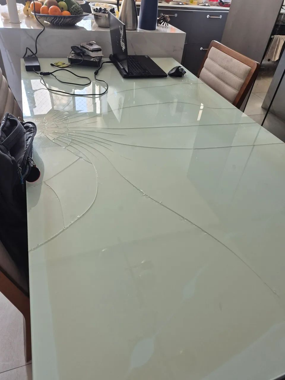 Mesa de madeira com 6 cadeiras  - Foto 2