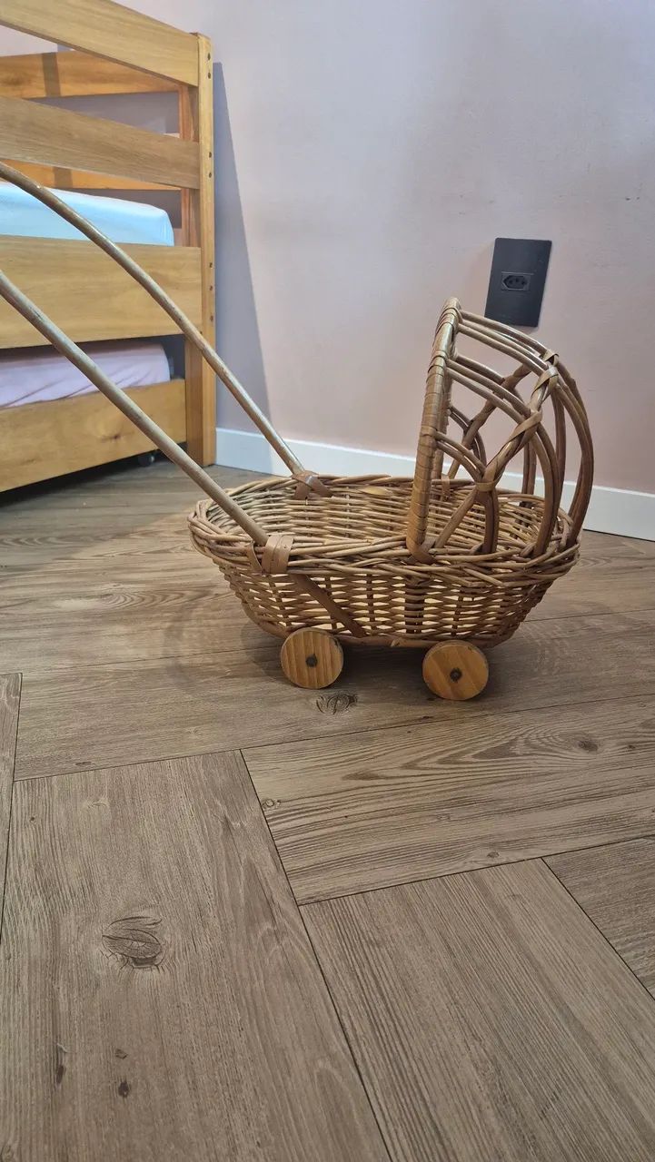 Bercinho de brinquedo de vime