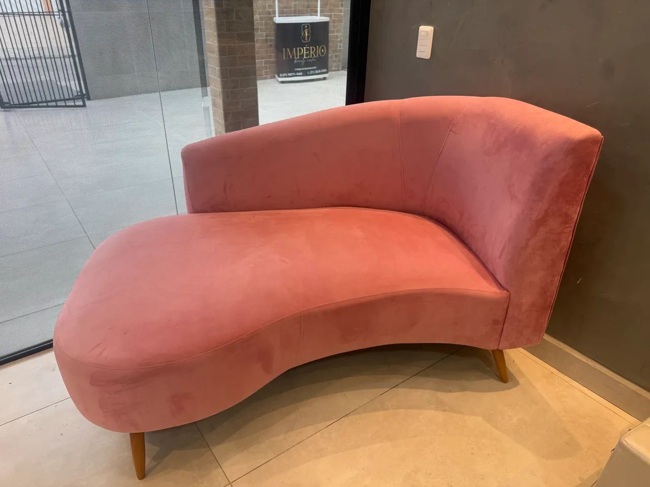 Sofá Chaise Rosa - Elegância e Conforto!  - Foto 2