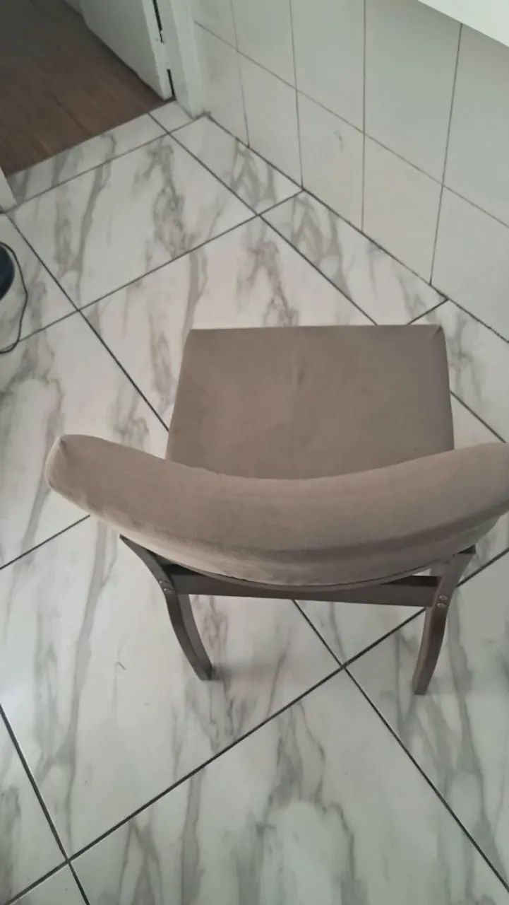 Vendo 2 cadeiras de madeira com estofado para mesa de jantar  - Foto 4