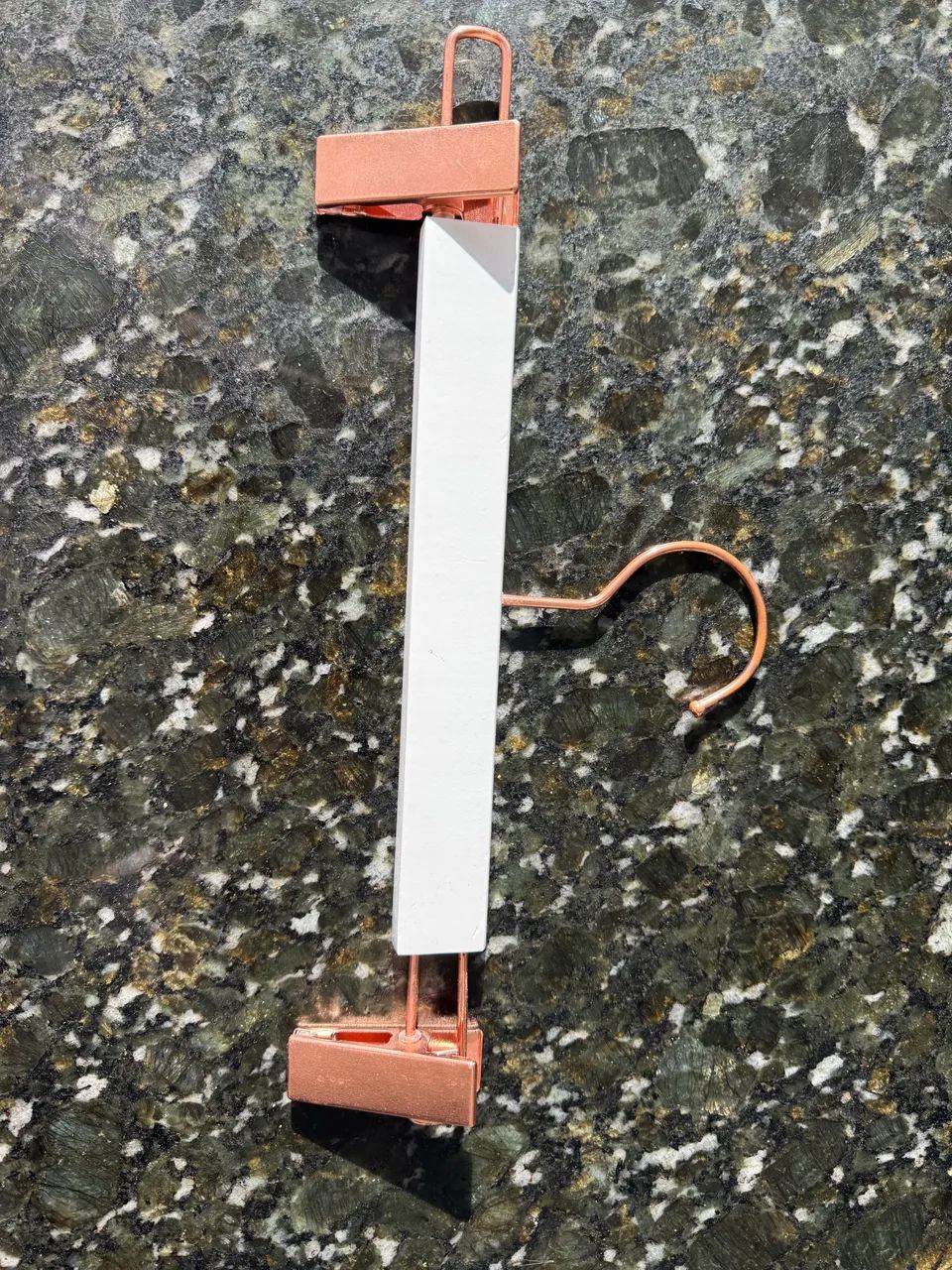 Cabides madeira branca com rose gold 
