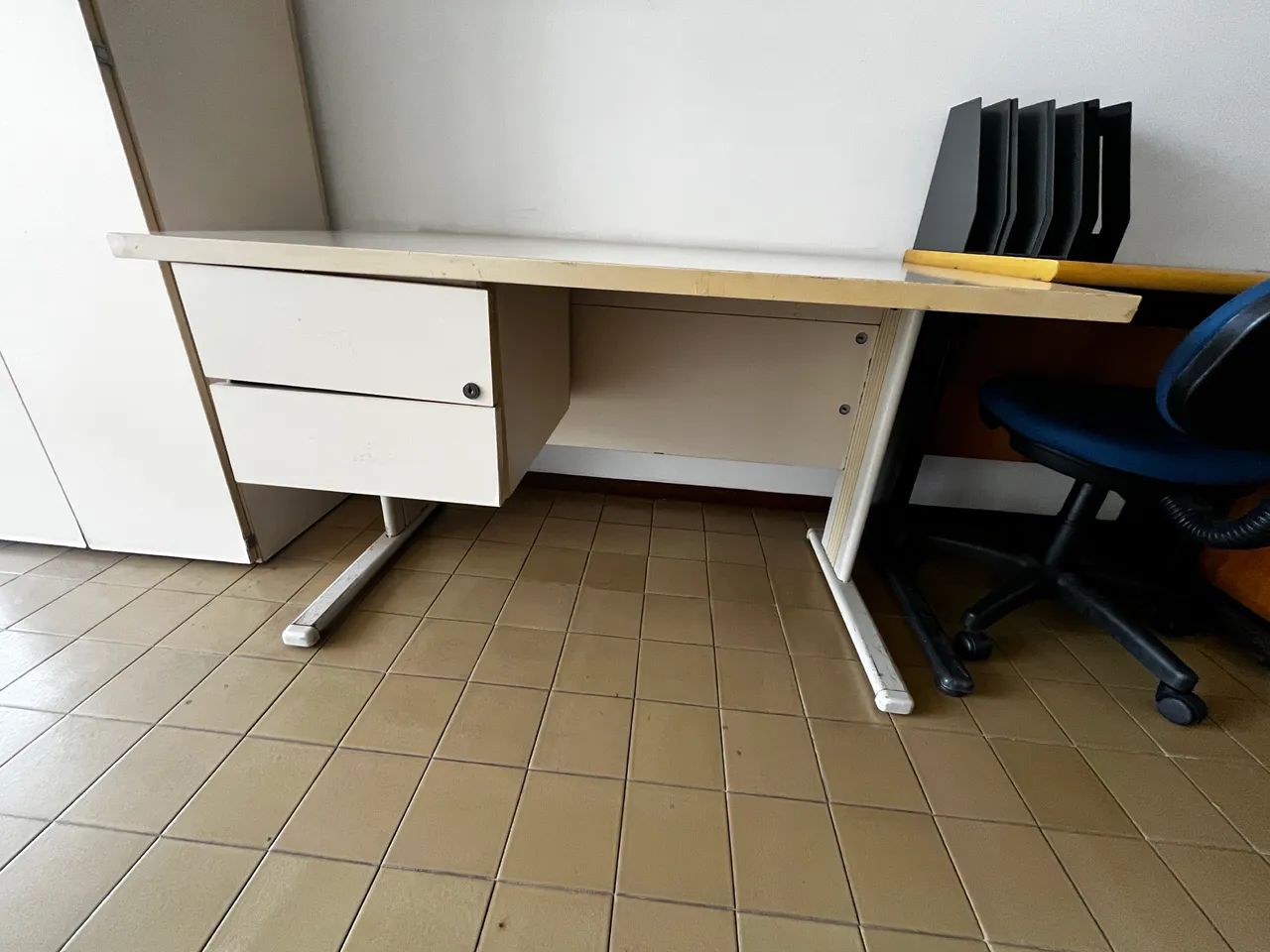 Mesa de escritório com 2 gaveteiros - Foto 2