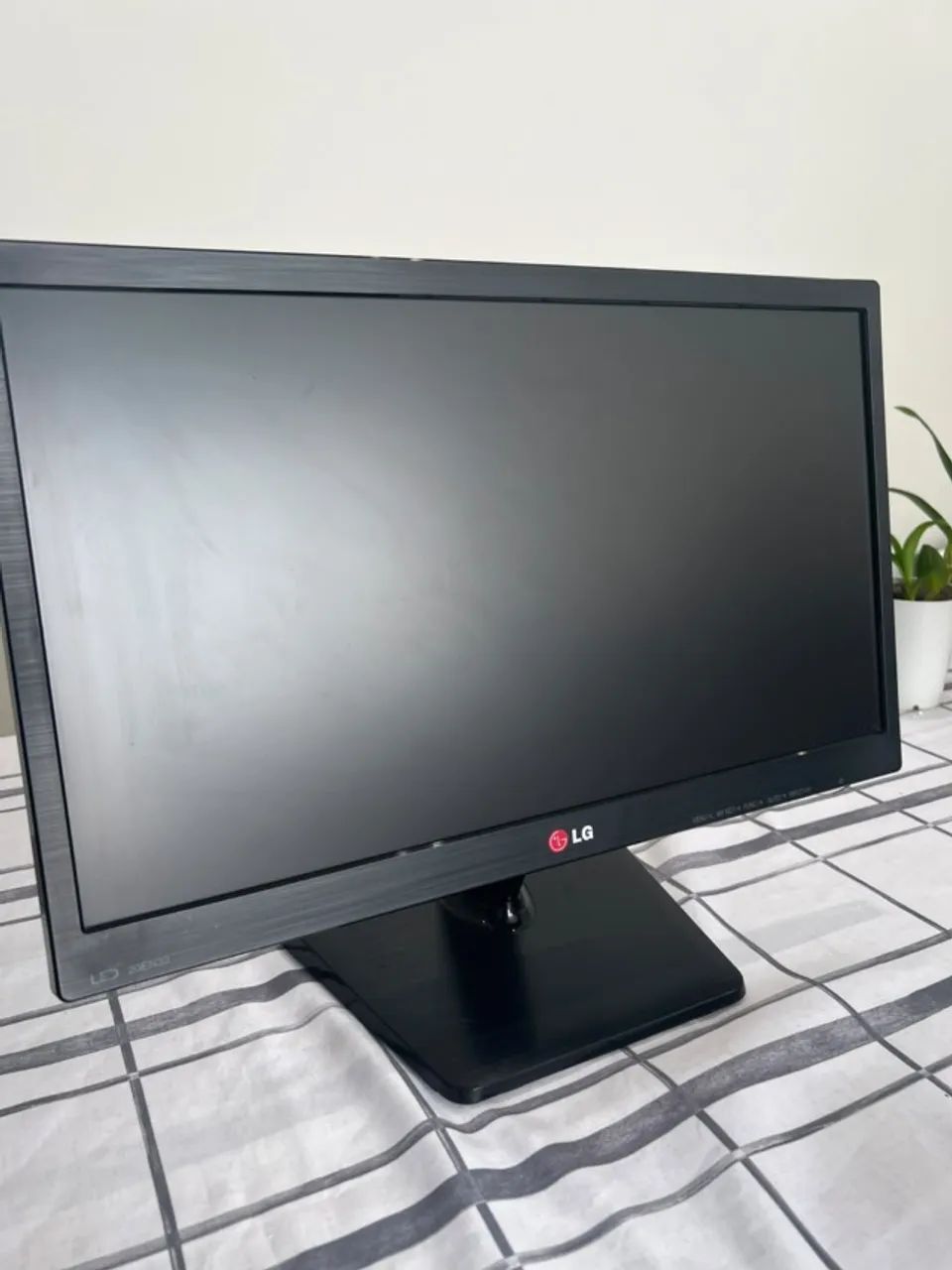 Monitor LG 20" | LED | HD | 60 Hz | VGA
