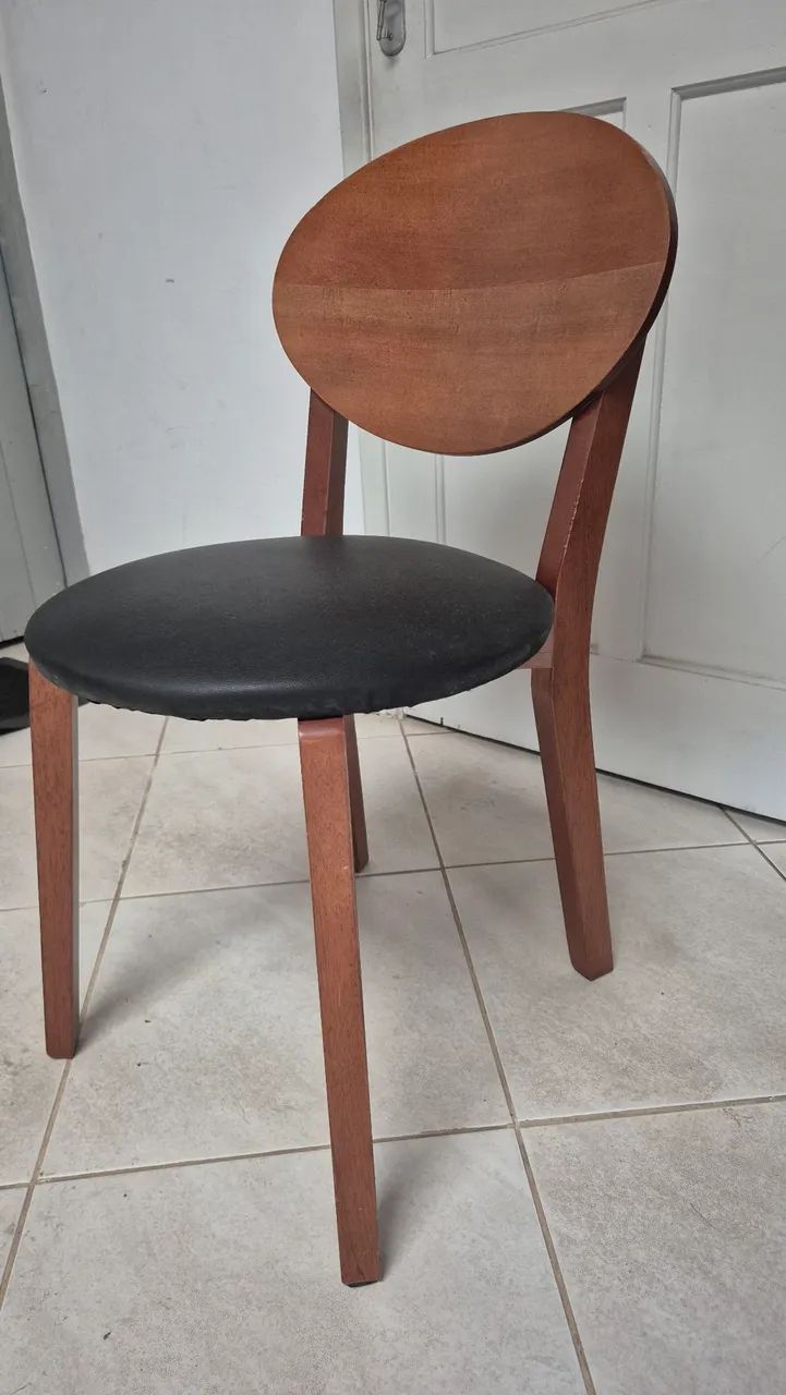 Cadeira de Madeira com Assento Estofado Preto (Firme e Resistente)