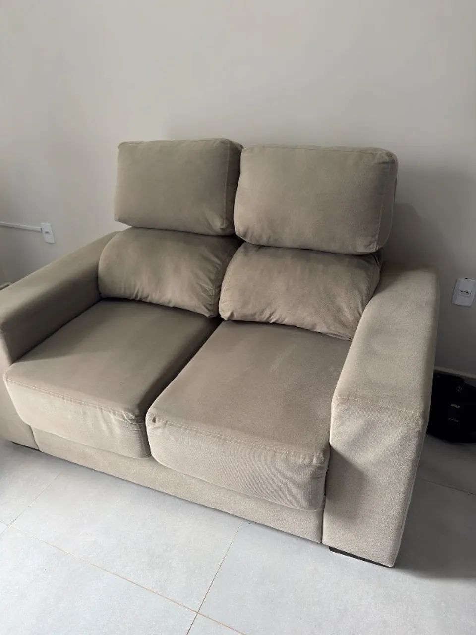 Vendo Sofá Retrátil 2 Lugares Bege - Super Confortável e Bem Cuidado!