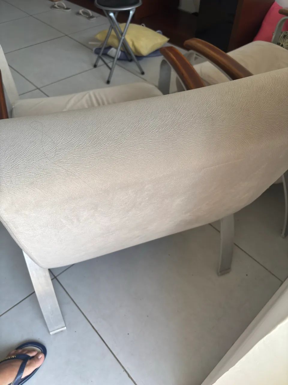 Poltronas com pés de alumínio  - Foto 2