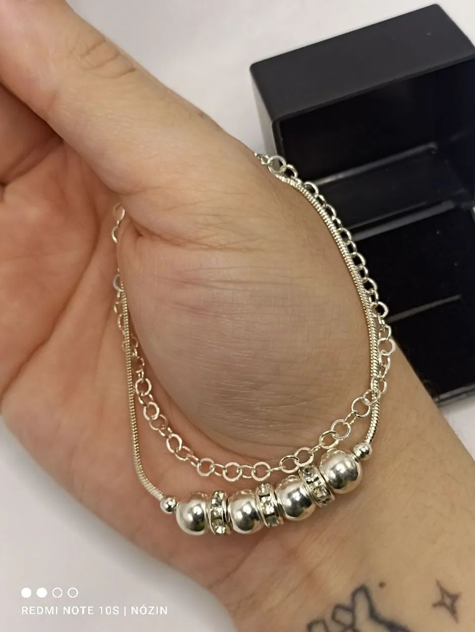 Pulseira banhada a prata de bolinhas e strass. - Foto 4