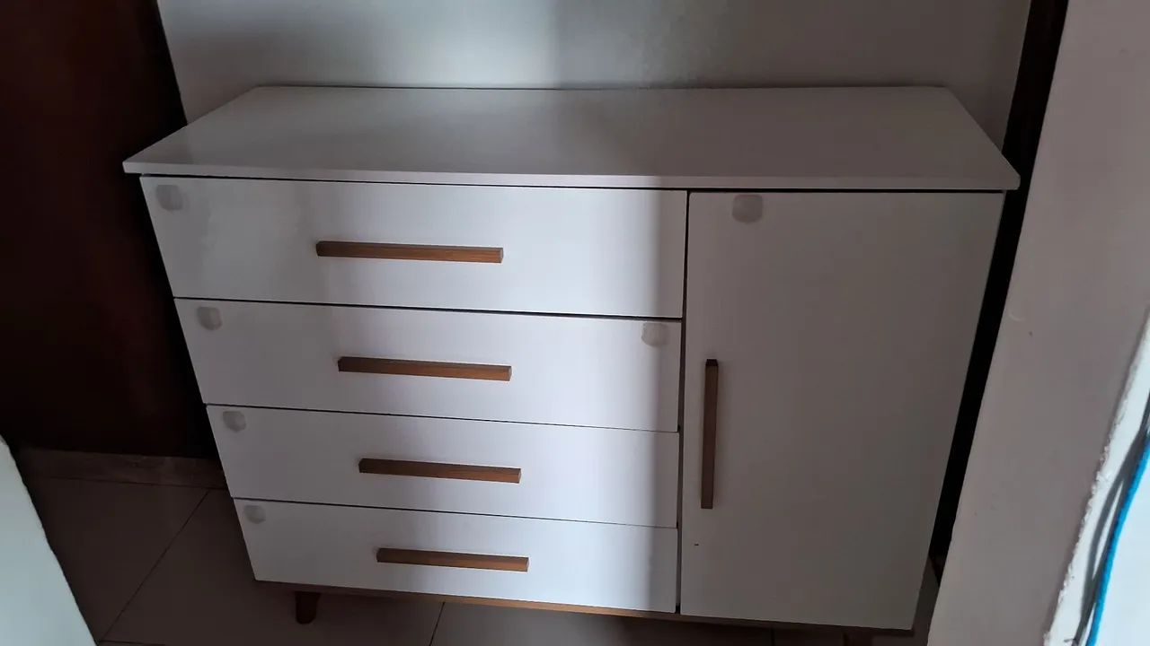 Cômoda branca com pezinhos 