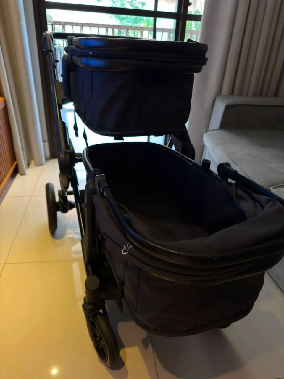 Carrinho de bebe pra gêmeos e bebê conforto  - Foto 2
