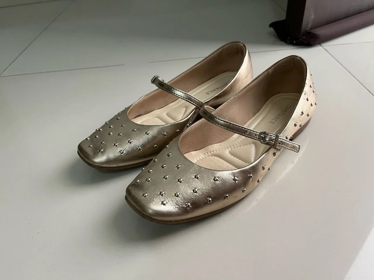 Sapatilha Mary Jane Constance Dourada - Tachas/Spikes e Tira com Fivela