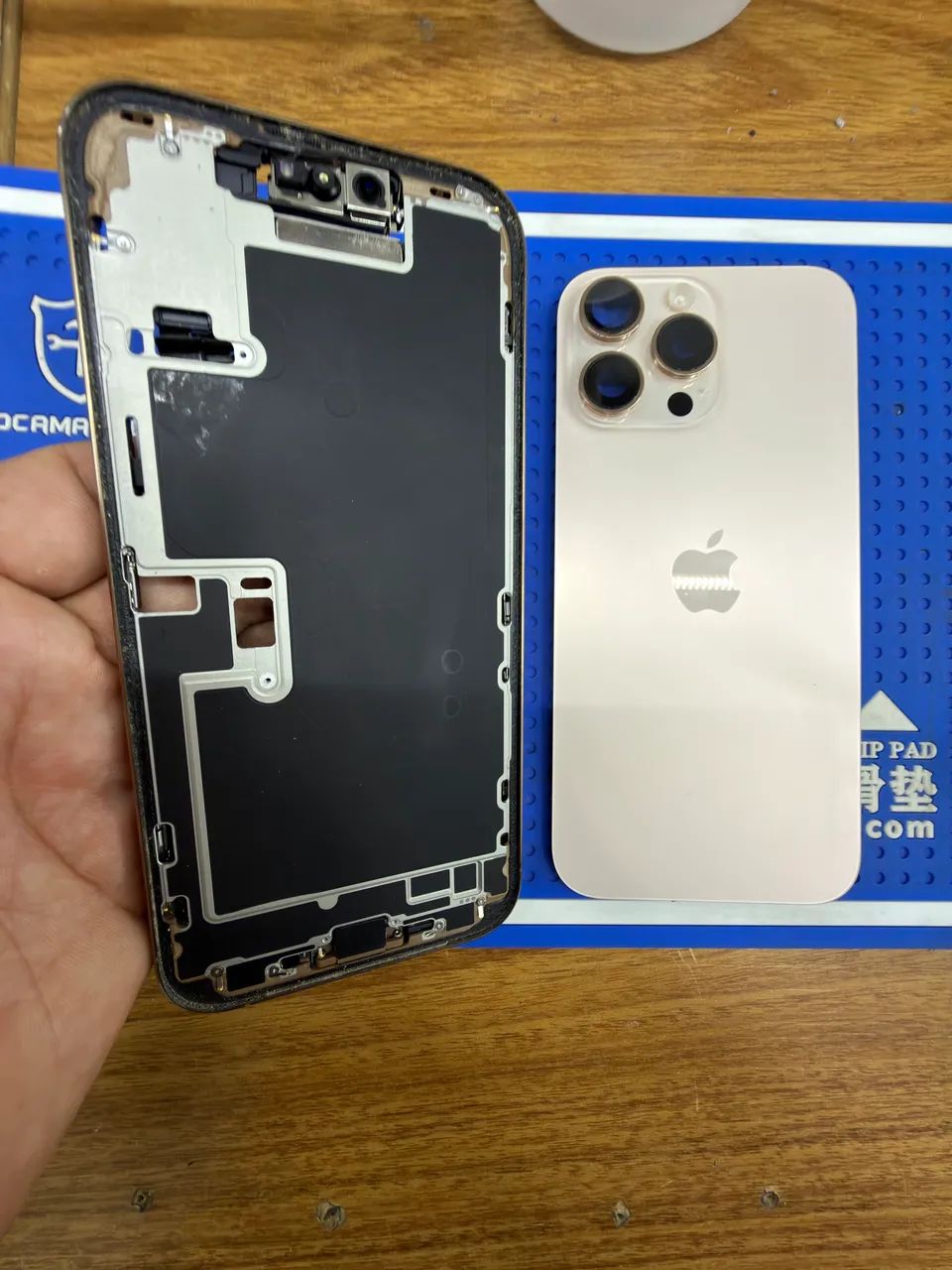 Carcaça iPhone 16 Pró Max Desert com periféricos. - Foto 3