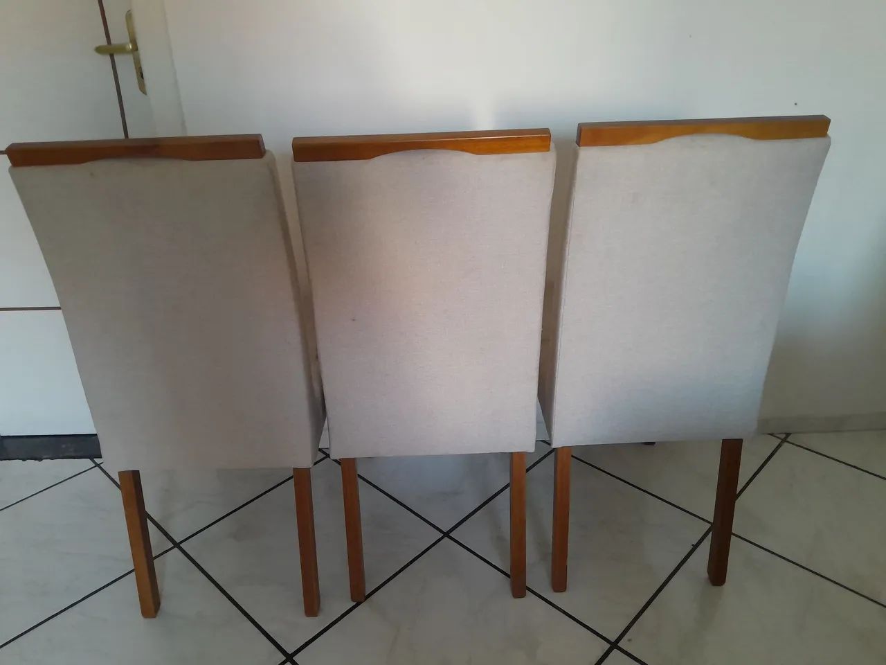 Vendo 3 cadeiras de madeira com estofado Bruna (beje) - Foto 4